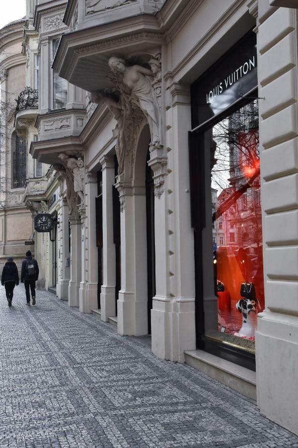 Drama Queen In Old Town Prague Exterior photo